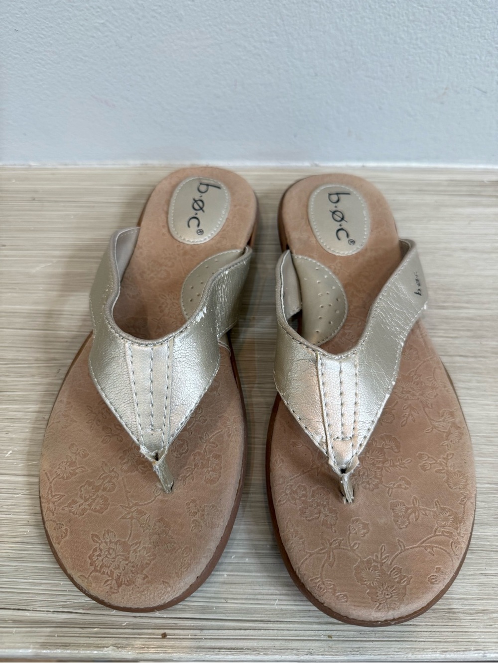 b.o.c. By born Women’s Metallic Gold Thong Sandals flip flops size 9